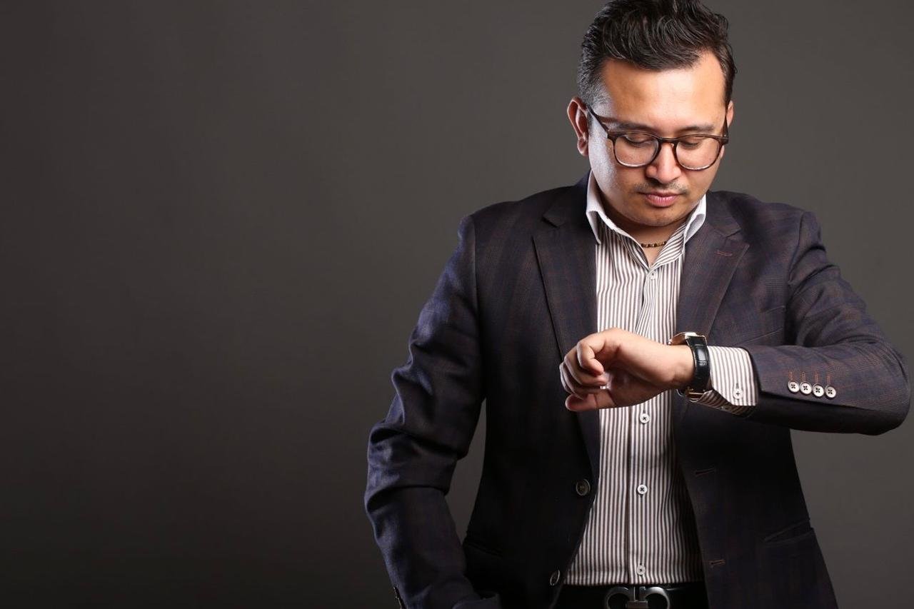Gen Z entrepreneurship featuring a determined entrepreneur balancing speed, strategy, and business growth.